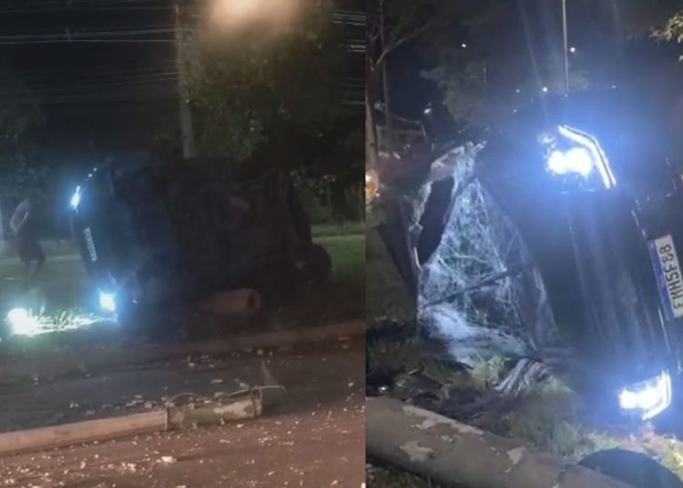 Carro perde controle, derruba poste e deixa três feridos na Avenida do Turismo