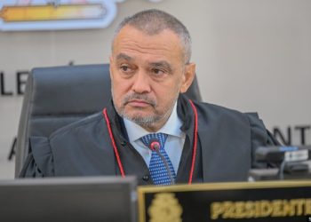 O problema dos erros nas redes sociais e das fake news, é que depois que viralizam, a luta é para explicar que vermelho não serve para luto