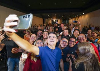 Colocado em um segundo turno nas últimas pesquisas, David Almeida segue firme, descartando qualquer hipótese de voltar atrás em sua decisão de assumir o Palácio da Compensa