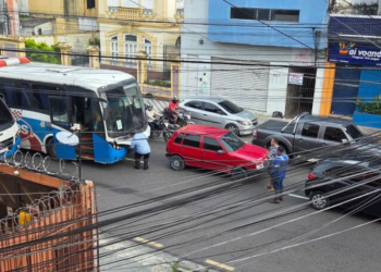 Colisão na Avenida Sete de Setembro trava fluxo de veículos em horário de pico