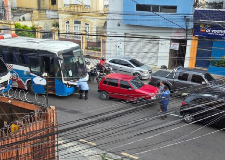 Colisão na Avenida Sete de Setembro trava fluxo de veículos em horário de pico