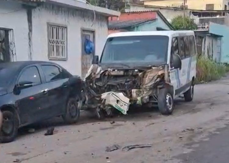 Falha mecânica em micro-ônibus causa destruição e risco de desabamento em residências