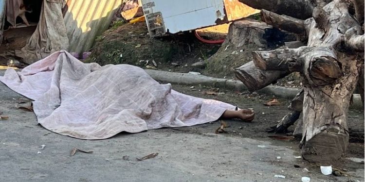 VÍDEO – Encontrado cadáver no meio da rua em baixo de lençol