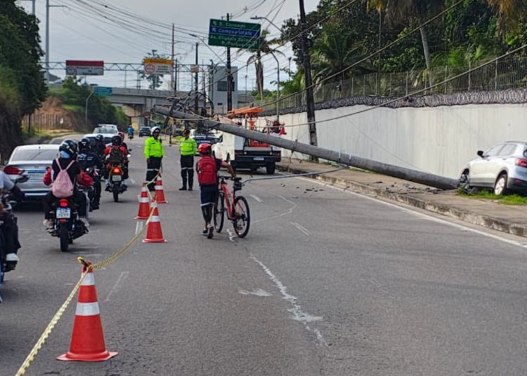 Que azar! Motorista colide contra poste e causa congestionamento na Av. das Torres nesta sexta-feira (13)