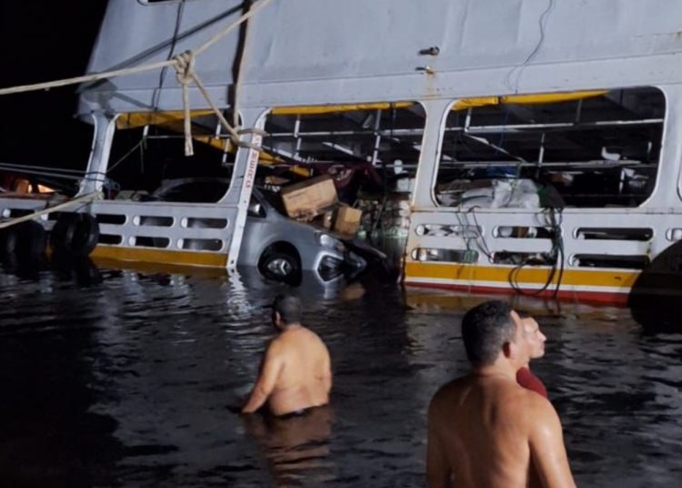 Vídeos registram desespero de passageiros abandonando ferryboat após colisão com pedra 