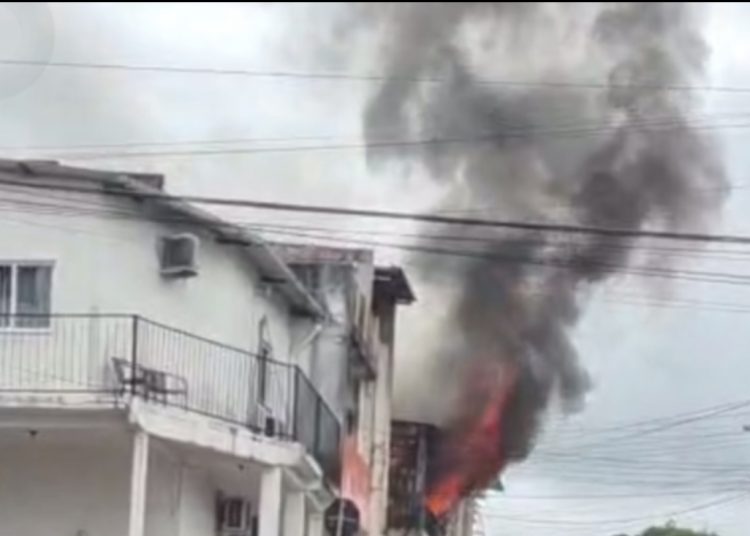 Incêndio atinge residência no Conjunto Hiléia após curto-circuito