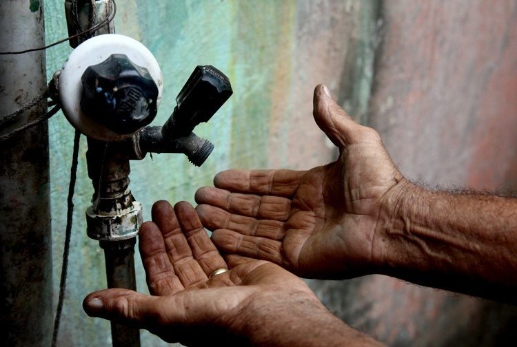 Sem fornecimento de água em diversas zonas de Manaus