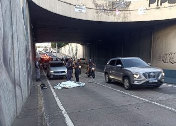 Arremessada após queda de moto, condutora não resistiu ao impacto na Darcy Vargas