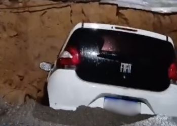 Cratera engole carro no Tarumã