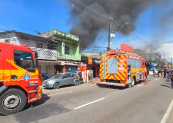 Prédio em chamas na Av. Brasil