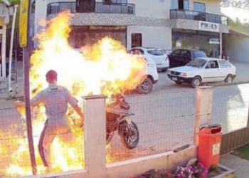 Vídeo: Após apreensão, homem incendeia moto e deixa a mãe ferida