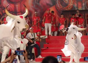 Alvorada do Boi Garantido reúne torcedores em festa na noite desta quinta
