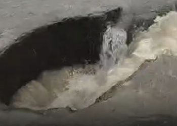 Vídeo: Durante chuva forte, criança cai em bueiro e é arrastada pela correnteza em Manaus