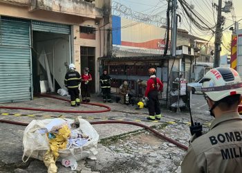 Curto-circuito em máquina provoca incêndio em gráfica em Manaus