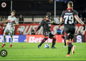 Com gols de Cacá e Ramon, Vitória abre 11ª rodada superando o São Paulo em casa