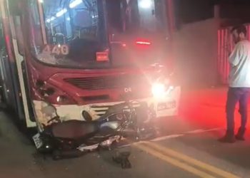 VÍDEO FORTE – Esmagada por ônibus após colisão de moto