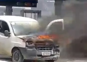 Fogo em carro causa pânico em posto de combustíveis e proprietário entra em desespero