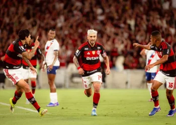 Flamengo vence o Bahia no Maracanã com gols de Arrascaeta e Paquetá e assume a vice-liderança do Brasileirão