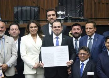 Bob Cidade toma posse como governador interino por 30 dias
