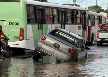 Cratera abre e “engole” carro após vazamento de água no Novo Aleixo