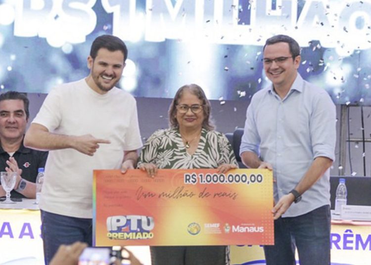Renatinho Junior entrega prêmios do IPTU
