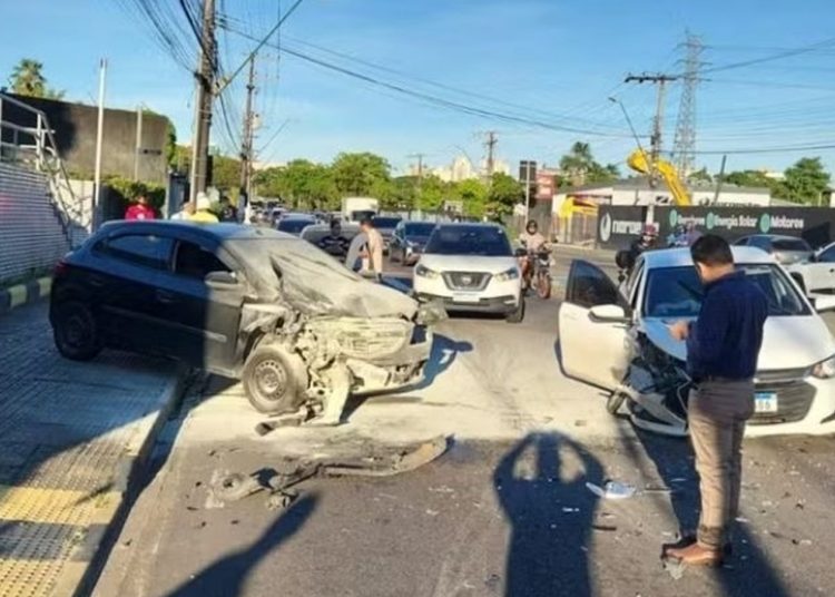 Grave colisão entre carros deixa três feridos e causa incêndio na Efigênio Salles