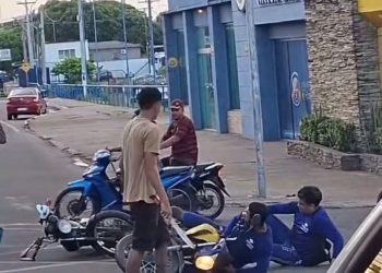 Distração com artista de rua causa colisão entre motociclistas. VÍDEO