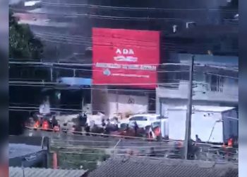 Incêndio destrói galpão de reciclagem no Compensa. VÍDEO