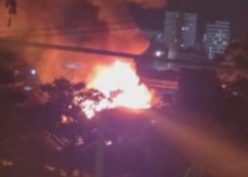 Vídeo: Fogo de grandes proporções destrói residência e bens no bairro São Jorge