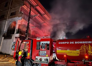 Incêndio atinge depósito de recicláveis em prédio e família consegue escapar no Lago Azul
