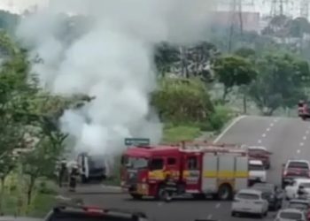 Carro pega fogo em plena avenida