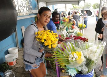 Dia das Mães movimenta economia informal nos cemitérios de Manaus