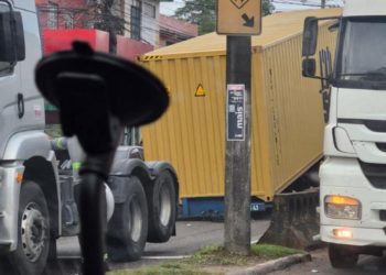Contêiner cai de carreta e afeta o trânsito