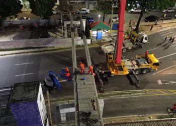 Reconstrução da passarela da Torquato continua