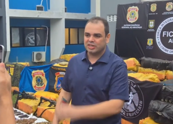 Governador Roberto Cidade na Polícia Federal apresenta resultado de apreensão de drogas e armamentos