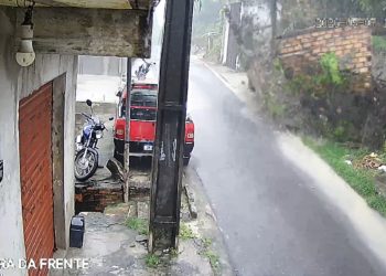 Veja: Muro desaba durante temporal e carro escapa por centímetros em Manaus