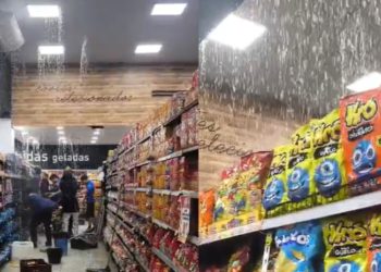 Veja: Temporal invade supermercado e água despenca do teto em Manaus