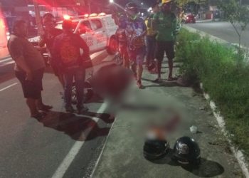Após atropelamento na faixa, motociclista bate a cabeça no asfalto e fica confuso