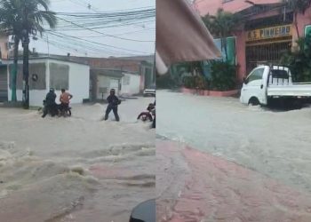 Chuva forte transforma rua em “rio” e  obriga motociclista a empurrar motos
