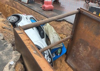 Após cair em buraco de obra na Av. Margarita, motorista foge de mototáxi e abandona carro