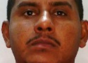 Após matar vítima com chave de fenda no tórax e pescoço, homem passa a ser procurado pela DEHS