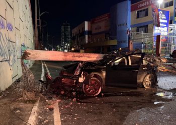 Três pessoas são socorridas após carro atingir poste na Efigênio Salles