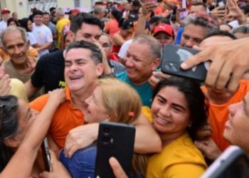 David Almeida está mais vivo do que nunca; comendo pelas beiradas, como diz o ribeirinho, reunindo multidão nas periferias, entre jovens, vereadores e lideranças comunitárias.