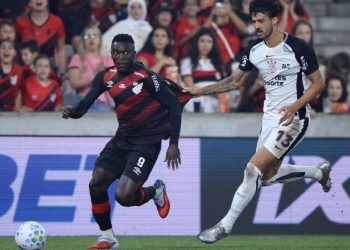 Athletico aproveita expulsão por gesto obsceno, vence o Remo e entra no G4