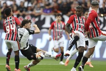 Corinthians bate o São Paulo com briga, ‘tiro’ em bandeira e golaço