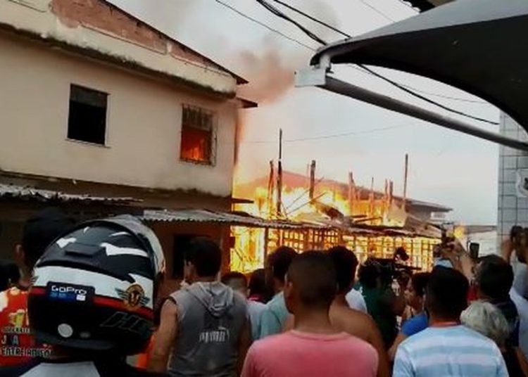 Famílias atingidas por incêndio recebem auxílio-aluguel
