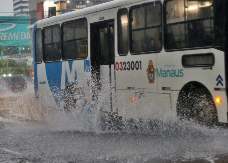 Domingo chuvoso em Manaus preocupa Defesa Civil