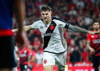 Vasco se recupera, bate o Athletico-PR e volta a vencer no Brasileirão