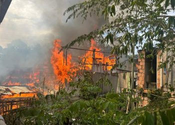 Novo incêndio, este domingo, no São Jorge, destrói mais de dez casas