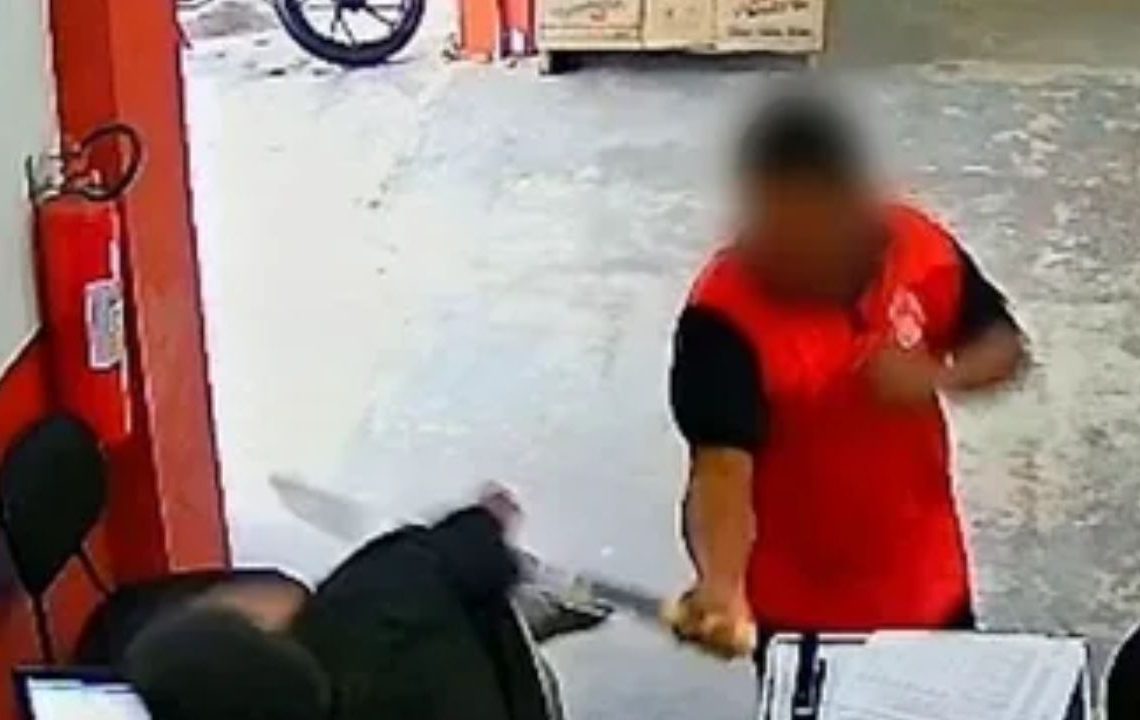 Vídeo: Assaltante quase tem braço decep4do após funcionários de loja reagirem com terçado